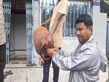 একদিনেই শেষ রান্নার গ্যাস, সিলিন্ডারের ভিতরে এ কী ভরা? দেখতে গিয়ে তাজ্জব গ্রাহক