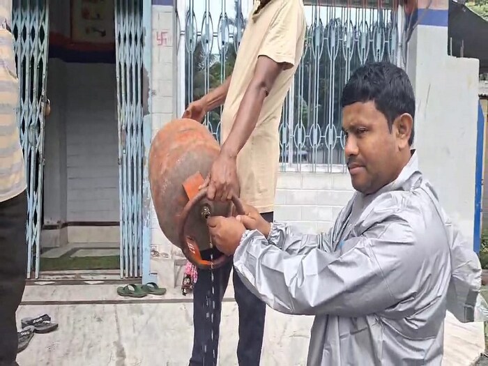 The gas cylinder is running out after one day of cooking Such a complaint was made in Kharibari area near Siliguri The gas cylinder is running out after one day of cooking Such a complaint was made in Kharibari area near Siliguri