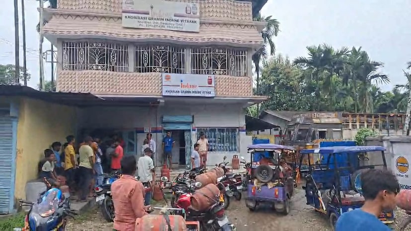 অভিযোগ, সিলিন্ডার শেষ হওয়ার পর দেখা যায়, সিলিন্ডারের ভিতরে পুরোটাই জল ভরা৷ এই ঘটনায় রীতিমতো চাঞ্চল্য ছড়ায়৷ 