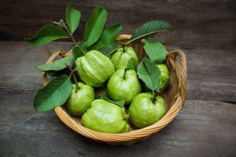 পুদিনার রস, পেয়ারাপাতার রস, পেঁয়াজের রস, হলুদ বা হিং-এর পুলটিশও দিতে পারেন দাঁতের ব্যথার স্থানে৷