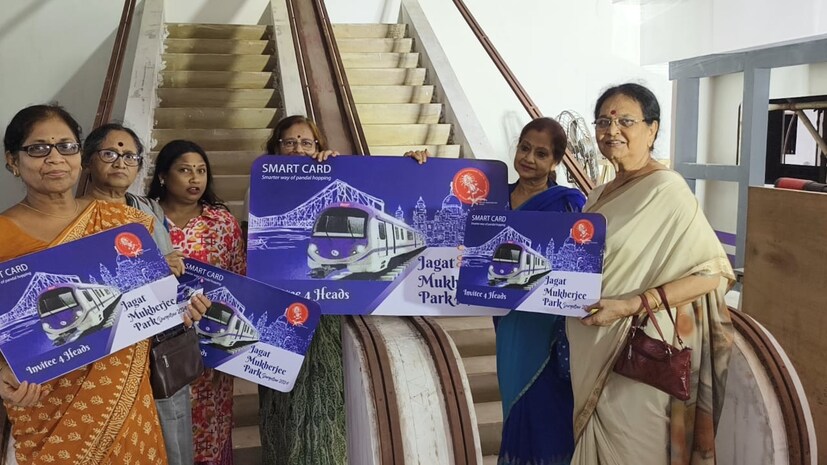 দেখতে আসল মেট্রো কার্ডের মত। কিন্তু আসলে এটা ভিআইপি পাস। বনগাঁ লোকালের পর এবারে জগৎ মুখার্জি পার্কের পুজোর থিম গঙ্গার নিচের মেট্রো। 