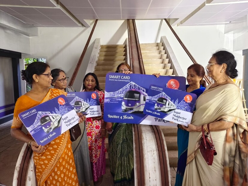 এই স্মার্ট কার্ড ঠেকালেই কি খুলে যাবে ভি আই পি গেট? এসব দেখাতে এবং জানাতেই প্রেস কনফারেন্স জগত মুখার্জি পার্কের পুজো প্রাঙ্গনে।