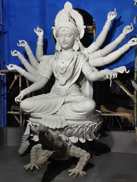 ২০১৬ সালে ডাউন বনগা লোকাল থিমে চমক দিয়েছিলেন শিল্পী সুবল পাল। এবার মণ্ডপে মেট্রো এনে তারই পার্ট টু তৈরি করছেন তিনি।