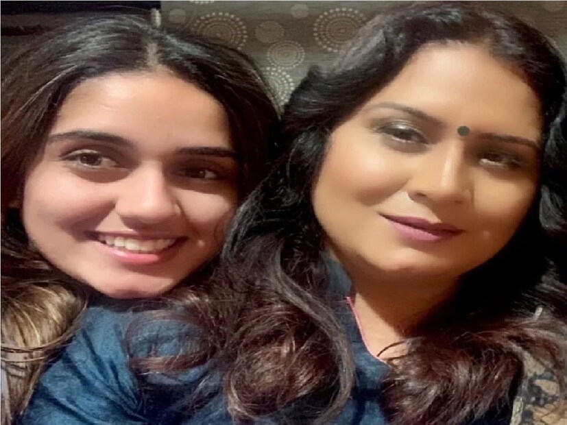 এরপর যোগরাজ সিং বিয়ে করেন নীনা বুন্দেলকে। নীনা বুন্দেল নব্বই দশকের শীর্ষ পাঞ্জাবি অভিনেত্রীদের একজন ছিলেন, কিন্তু বিয়ের পর তিনি যোগরাজের সঙ্গে আমেরিকা চলে যান এবং নিজের সিনেমার কেরিয়ার শেষ করে দেন। (Yograj Singh/Instagram)