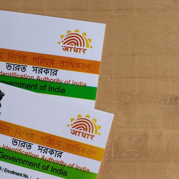 -অনলাইনে আধার কার্ড আপডেট করার পদ্ধতি: প্রথমে UIDAI-এর ওয়েবসাইট www.uidai.gov.in-এ গিয়ে পছন্দের ভাষা নির্বাচন করতে হবে।-‘মাই আধার’ অপশনে ক্লিক করে মেনু থেকে ‘আপডেট ইওর আধার’ বাছতে হবে গ্রাহককে।

-এরপর গ্রাহকের সামনে ‘আপডেট আধার ডিটেইলস’ পেজ খুলে যাবে। এখান থেকে ডকুমেন্ট আপডেট’-এ ক্লিক করতে হবে।