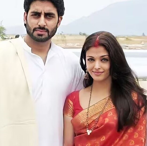 অভিষেক বচ্চন এবং বচ্চন পরিবারের সঙ্গে ঐশ্বর্যের বিচ্ছেদের জল্পনা চলছে। গুঞ্জন অনেকদিন ধরেই রয়েছে। কিছুদিন আগে রটে যায় যে দু’জনের মধ্যে বিচ্ছেদের বিষয়টি চরমে পৌঁছেছে। তবে এসব নিয়ে দু’পক্ষই চুপ। অভিষেকের আঙুলে বিয়ের আংটি না থাকা নিয়ে শুরু হয় জল্পনা এবং বেশ কয়েকটি জায়গায় ঐশ্বর্য একা মেয়েকে নিয়ে পৌঁছে যাওয়ায় এই গুঞ্জন চরমে ওঠে৷ 