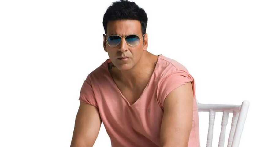 একসময় অনেক অভিনেত্রীর সঙ্গেই অক্ষয় কুমারের নাম জড়িয়ে পড়ে৷ রবিনা ট্যান্ডন এবং শিল্পা শেঠির সঙ্গে তাঁর সম্পর্ক এখনও বিনোদন জগতের শিরোনামে রয়েছে। একাধিক সম্পর্কের কারণে তাঁকে প্লেবয় হিসেবে চিহ্নিত করা হয়। কিন্তু জানেন কী আক্কির জীবনে এমন একটা সময় এসেছিল যখন নিজের গার্লফ্রেন্ডকে স্পর্শ করতে ভয় পেতেন তিনি।