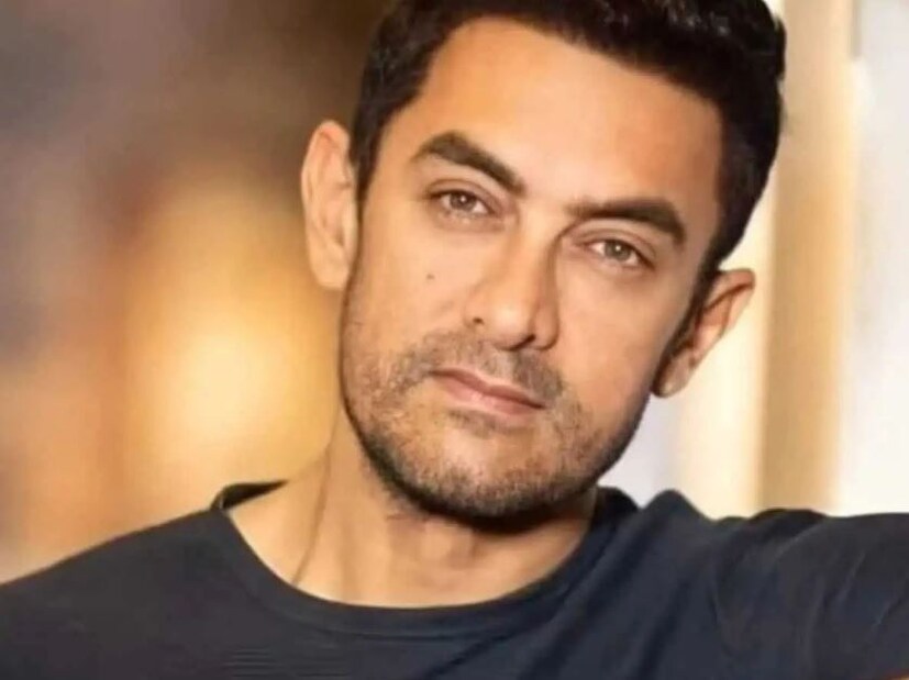 বলিউডের অন্যতম অভিনেতা আমির খান৷ শাহরুখ-সলমন-আমির এদের নিয়ে রমরম করে বলিউড ফিল্ম ইন্ডাস্ট্রি৷ এদের মধ্যে আমির কিছুটা আলাদা৷ কারণ তিনি বক্সঅফিস সাফল্যের কথা ভেবে ছবি করেন না৷ সামাজিক বার্তা দেয় এমন ছবি তৈরি করে এবম তাতে অভিনয় করেন৷ তবে সেই সব ফিল্মের সাকসেস অন্যদের ছবিকে ছাপিয়ে যায়৷ এটাই আমির খানের বিশেষত্ব৷ 