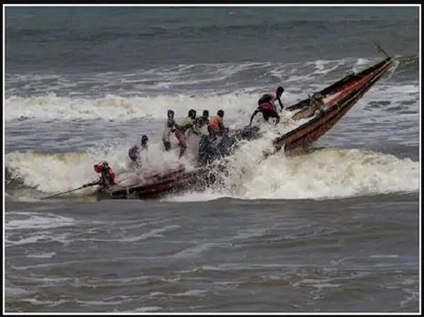 অন্যদিকে গাঙ্গেয় পশ্চিমবঙ্গে আগামী চারদিন ইতঃস্তত, বিক্ষিপ্ত  ভারী বৃষ্টি হবে৷ সমুদ্রের উপর থাকা নিম্নচাপের জেরে বঙ্গোপসাগরের উপর অ্যাকটিভ ওয়েদার চ্যানেলে গড়ে ঘণ্টায় ৩৫-৪৫ কিমি প্রতি ঘণ্টা গতিতে বইবে ঝোড়ো হাওয়া বইবে, পাশাপাশি এর গাস্টিং স্পিড হতে পারে সর্বোচ্চ ৫৫ কিমি প্রতি ঘণ্টা৷