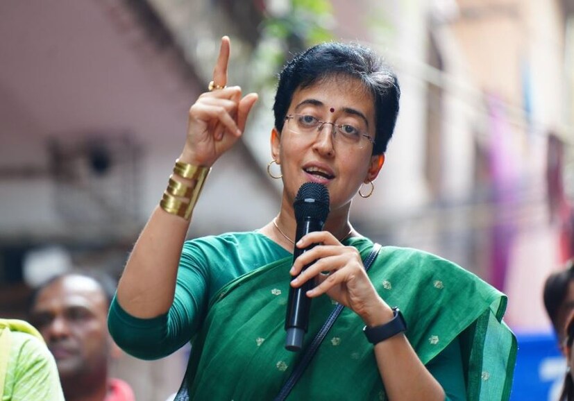 অতীশি এবং প্রবীণ সিং কয়েক বছর আগে বিয়ে করেন। এর পরেই তিনি তাঁর স্বামীর উপাধিটি তার নামের সাথে যুক্ত করেন আতিশি মারলেনা। প্রবীণ একজন শিখ রাজপুত, তিনি সবসময় মানবতা ও মূল্যবোধের ওপর জোর দিয়েছেন। তিনি তাঁর স্ত্রীর কাজের জন্য গর্বিত।তবে স্ত্রী মুখ্যমন্ত্রী হওয়ার পর প্রবীণ সিং মুখ্যমন্ত্রীর বাসভবনে থাকবেন তা বলা খুবই কঠিন। তিনি নীরবে তাঁর কাজ করতে বিশ্বাস করেন এবং সম্ভবত তিনি এখনও এটি চালিয়ে যাবেন।