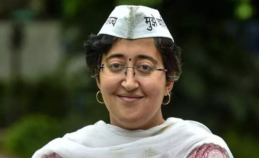অতীশি এবং প্রবীণ দু’জনেরই দেখা হয়েছিল দিল্লিতে। যেহেতু তারা উভয়েই গ্রামের অবস্থার উন্নতি করতে চেয়েছিলেন এবং গ্রাম স্বরাজ নীতিতে গ্রামে সচেতনতা আনতে চেয়েছিলেন, তাই তারা দু’জনেই একটি সাধারণ প্ল্যাটফর্মে মিলিত হন। দু’জনেই একে অপরকে পছন্দ করতে শুরু করেন, এটাই তাদের বিয়ের কারণ হয়ে দাঁড়ায়।