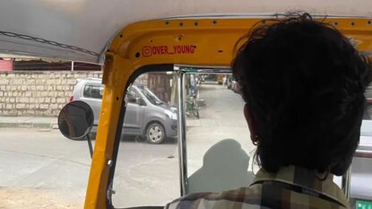 মহিলা তাড়াহুড়োয় রাস্তার ধার থেকে একটা অটো বুক করে তাঁর বন্ধুর বাড়ি যান৷ মহিলা তাড়াহুড়োয় রাস্তার ধার থেকে একটা অটো বুক করে তাঁর বন্ধুর বাড়ি যান৷