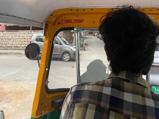 মহিলা তাড়াহুড়োয় রাস্তার ধার থেকে একটা অটো বুক করে তাঁর বন্ধুর বাড়ি যান৷ 