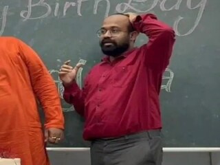 বিতর্কে অভীক দে