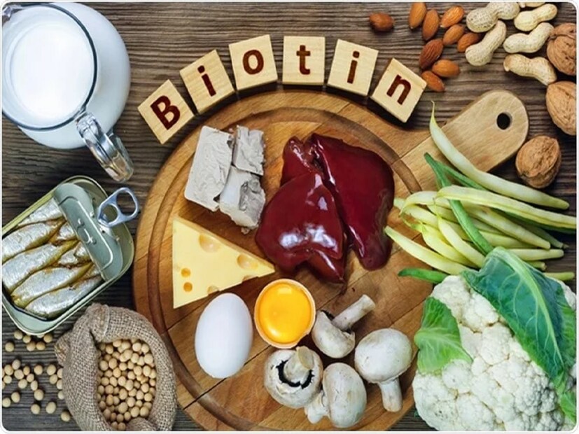 বায়োটিন- ভিটামিন বি৭ বেশি বায়োটিন নামেই পরিচিত। এটি সরাসরি চুলের স্বাস্থ্যের সঙ্গে যুক্ত। বায়োটিনের অভাবে চুল পাতলা হয়ে আসতে শুরু করে। এছাড়াও চুল পড়া, চুল উঠে যাওয়ার মতন সমস্যার সৃষ্টি হয়। মূলত রাঙা আলু, বাদাম, ডিমে প্রচুর পরিমাণে বায়োটিন থাকে। এই বায়োটিনের অভাব খাবারে না মিটলে ট্যাবলেট খাওয়া যেতে পারে। 