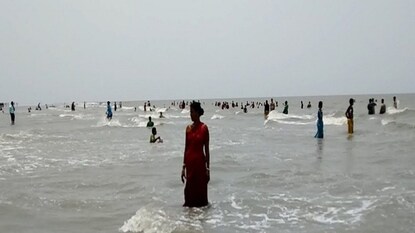 আতঙ্কে স্থানীয়রা আতঙ্কে স্থানীয়রা