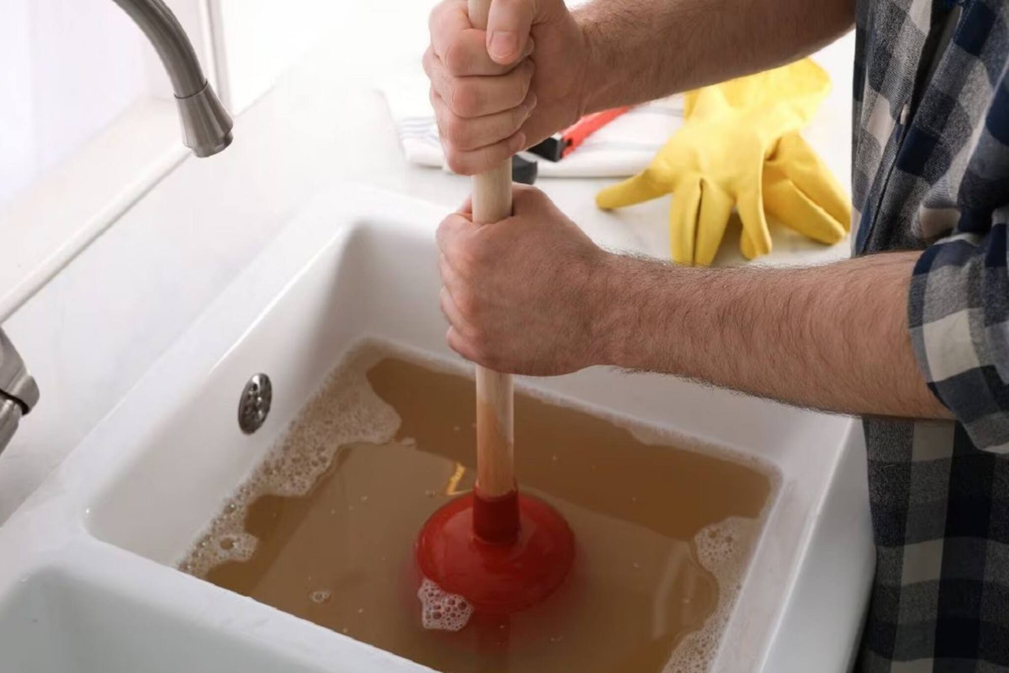 রান্নাঘরের বেসিনে জল জমছে? মাত্র পাঁচ টাকায় ফেললেই পরিষ্কার পাইপের আবর্জনা