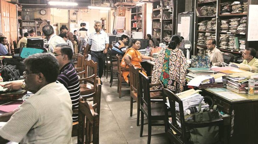 মাসের দ্বিতীয় সপ্তাহের শেষে এমনিতেই রবিবার এবং সোমবার ছুটি ছিল। এবার শনিবারও ছুটি ঘোষণা করল রাজ্য সরকার। ফলে টানা তিনদিন ছুটি পাবেন পশ্চিমবঙ্গের রাজ্য সরকারি কর্মচারীরা। আজ বিজ্ঞপ্তি জারি করে আগামী ১৪ সেপ্টেম্বর ছুটি ঘোষণা করেছে পশ্চিমবঙ্গ সরকারের অর্থ দফতর।