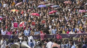 আন্দোলনের মধ্যেই অসুস্থ মহিলা পুলিশ কর্মীর চিকিৎসা জুনিয়র ডাক্তাদের