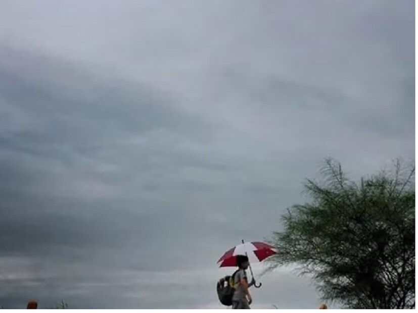 পুজোয় আগেই রাজ্য জুড়ে শুরু হয়েছে বৃষ্টির দাপট। উত্তরবঙ্গে বেশ কয়েকদিন ধরে তাপমাত্রা ঊর্ধ্বমুখী ছিল। কিন্তু আবহাওয়া দফতরের থেকে জানা যাচ্ছে উত্তর আজ বৃষ্টিতে ভিজবে। এখানে সর্বত্র জুড়ে থাকবে মেঘলা আকাশ। ইতিমধ্যেই নিম্নচাপের দাপটে শুরু হয়েছে বৃষ্টি। সমতলেও রয়েছে দিনভর বৃষ্টির পূর্বাভাস। অবিরাম বৃষ্টিপাতের ফলে উত্তরবঙ্গের তাপমাত্রা একধাক্কায় অনেকটাই নামলো। দার্জিলিংয়ে ফিরল চেনা ঠাণ্ডা আমেজ।