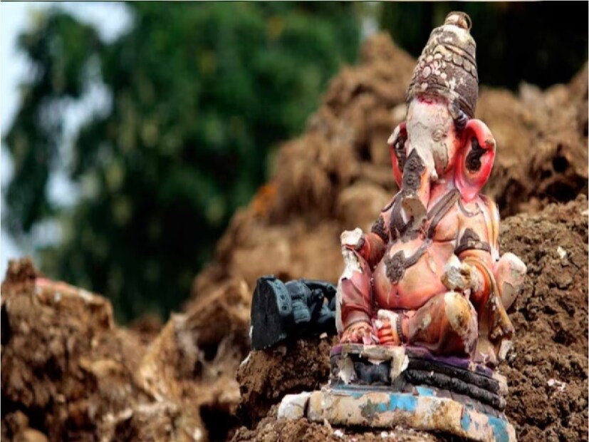 ভাঙা মূর্তি:ধর্মীয় বিশ্বাস অনুসারে কোনও দেবতার ভাঙা মূর্তি বাড়িতে রাখা খুবই অশুভ। তাই কোনও মূর্তি ভেঙে গেলে তা সঙ্গে সঙ্গে বাড়ি থেকে সরিয়ে ফেলুন। ঘরে ভাঙা মূর্তি থাকলে দুর্গা পুজোর আগেই তা জলে ভাসিয়ে দিন। তবে যেখানে সেখানে ঠাকুরের মূর্তি ভুলেও ফেলবেন না। Photo- Representative