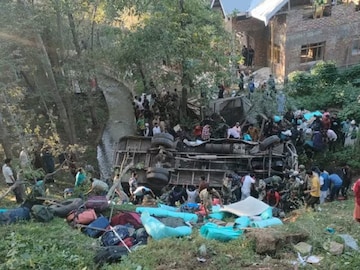 বাস পিছলেই দুর্ঘটনা ঘটে এই এলাকায়। 