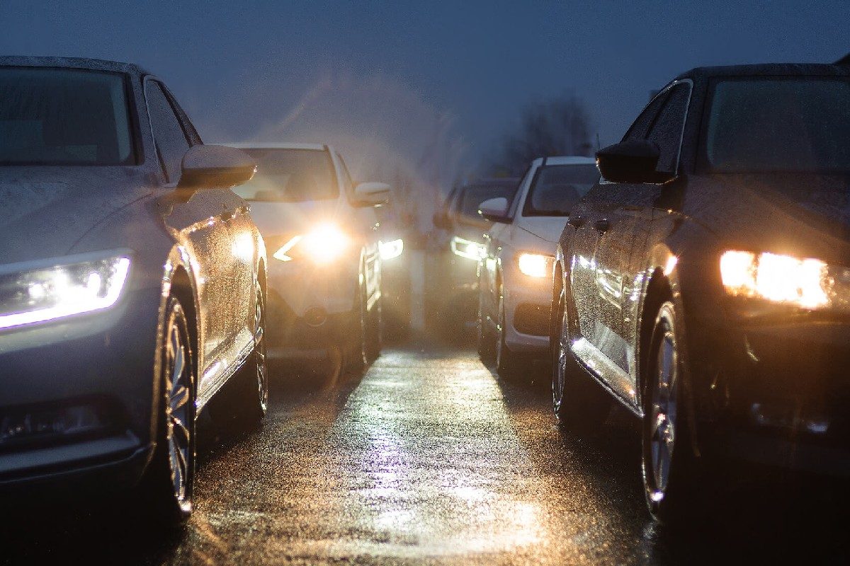 গাড়ির হেডলাইটের হাই বিম, লো বিম কখন ব্যবহার করতে হয়? ৯৯% মানুষ জানেন না! গাড়ির হেডলাইটের হাই বিম, লো বিম কখন ব্যবহার করতে হয়? ৯৯% মানুষ জানেন না!