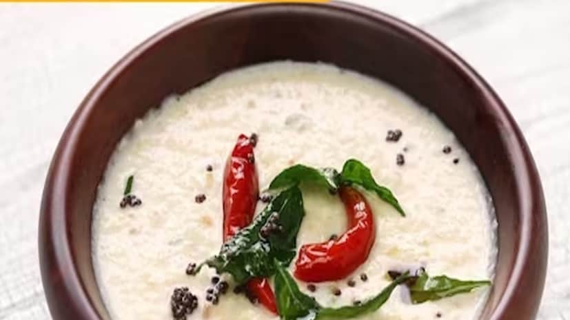 ইডলির ইউএসপি নারকেলের চাটনি। এতে প্রচুর পরিমাণে ফাইবার থাকে, ফলে সকালে কোষ্ঠকাঠিন্যের সমস্যা থেকে মুক্তি দিতেও সহায়তা করে। নারকেলের চাটনি  অ্যান্টি অক্সিডেন্টে ভরপুর। ফলে ফ্রি রেডিক্যালের থেকে শরীরে যে ক্ষতি হয়, তার থেকেও বাঁচায়। বার্ধক্য প্রক্রিয়াকে ধীর করে।   