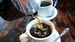 বিভিন্ন গবেষণায় দেখা গিয়েছে যাকা চিনি ছাড়া কফি খায়, তাঁদের টাইপ টু ডায়াবেটিস হওয়ার আশঙ্কা অনেক কম থাকে৷ অ্যালঝাইমার্সে আক্রান্ত রোগীদেরও পরিমিত কফি খানিক উপকার করে৷ এছাড়াও এর মধ্যে প্রচুর পরিমাণে অ্যান্টি অক্সিডেন্ট আছে৷ যা সামগ্রিক স্বাস্থ্যের জন্য খুবই ভাল৷
