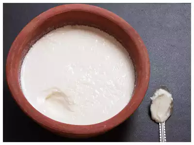 দইশারদ পূর্ণিমায় ভুলেও দই দান করতে নেই। দই দান করার ফলে ব্যক্তির জীবনে মুশকিল এবং বিপদ বেড়ে যাওয়ার আশঙ্কা তৈরি হতে পারে। জীবনে সুখ শান্তি চলে যেতে পারে, জ্যোতিষ শাস্ত্র অনুসারে এই দিন নুন দান করলে শুক্র দোষ দেখা দেয়। প্রতীকী ছবি।
