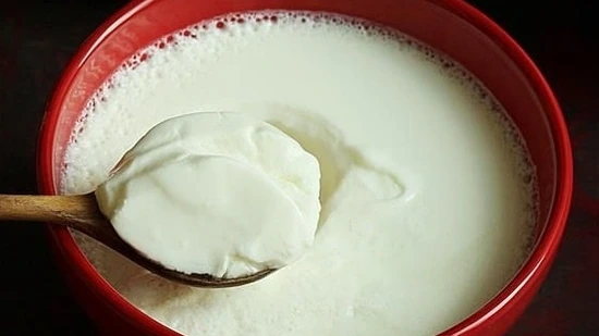 শরীর সুস্থ রাখতে দইয়ের জুড়ি মেলা ভার। কিন্তু খাদ‍্যদ্রব‍্য হিসেবে দই যতই উপাদেয় হোক না কেন, দই খাবার ক্ষেত্রেও থাকে বহুবিধিনিষেধ।