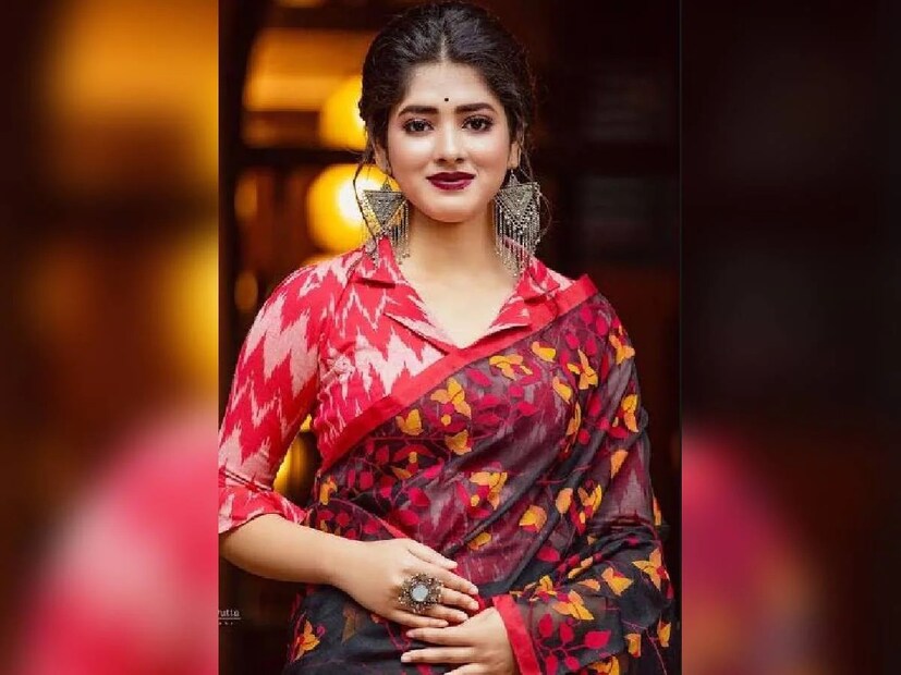 ফুটবলারের সঙ্গে অভিনেত্রীদের প্রেম নতুন কিছু নয়। ফুটবলার প্রবীর দাসের সঙ্গে খুল্লমখুল্লা প্রেম করেন গীতশ্রী রায়। এবার সেই তালিকায় আরেকটি নাম জুড়ল। 