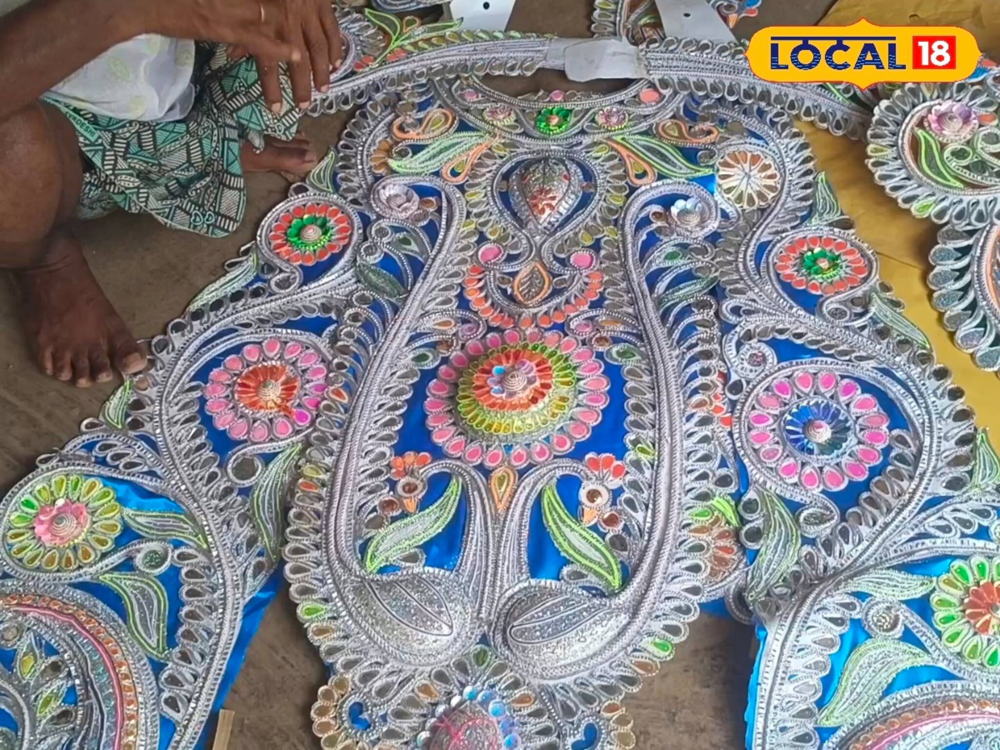 ঐতিহ্যের ডাক সাজে নতুনত্ব এনে দিয়েছেন এই শিল্পী