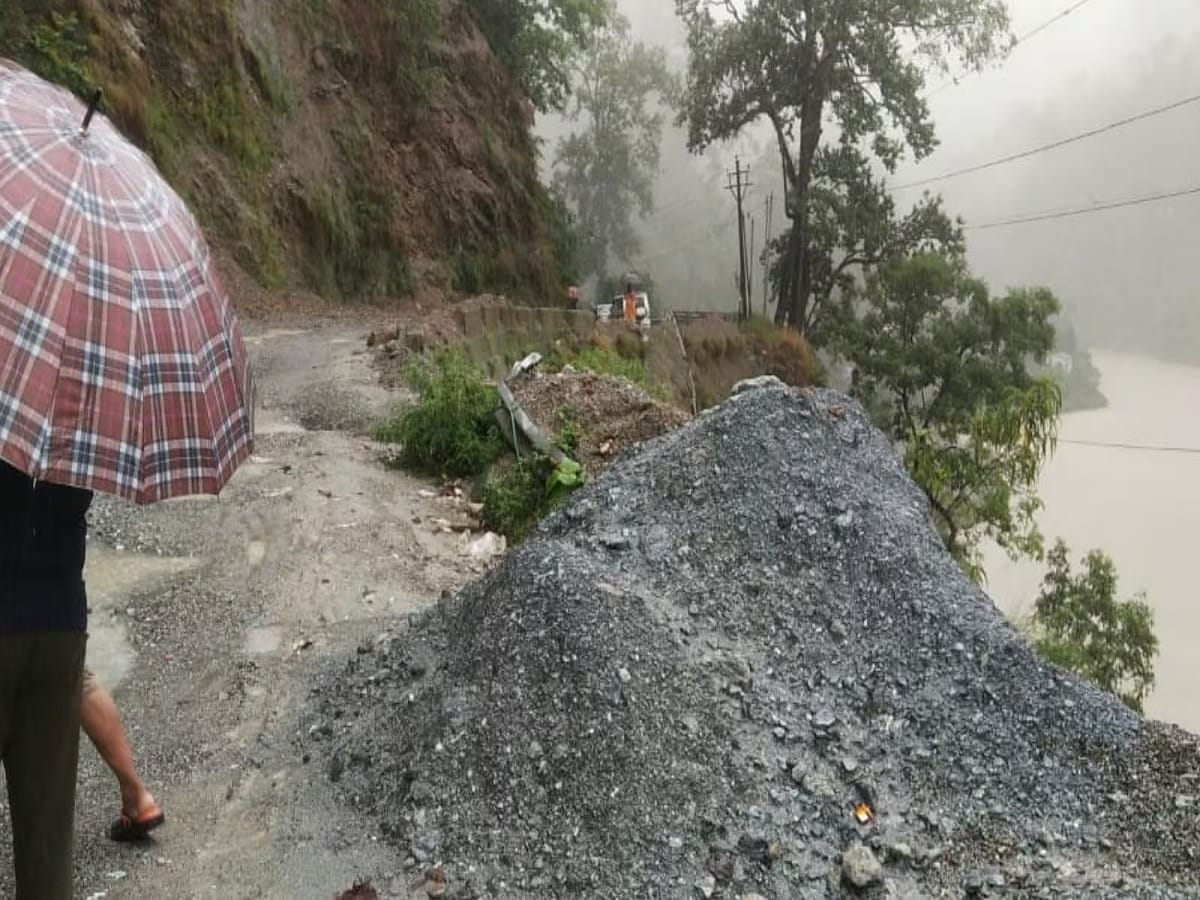 নিম্নচাপের জেরে গত কয়েকদিন ধরেই অবিরাম বৃষ্টিপাত হচ্ছিল উত্তরে৷ এরই জেরে ২৭ সেপ্টেম্বর, দার্জিলিংয়ের সিংমারির কাছে সেন্ট জোশেফ কলেজ সংলগ্ন এলাকায় ব্যাপক ধস নেমেছে। 