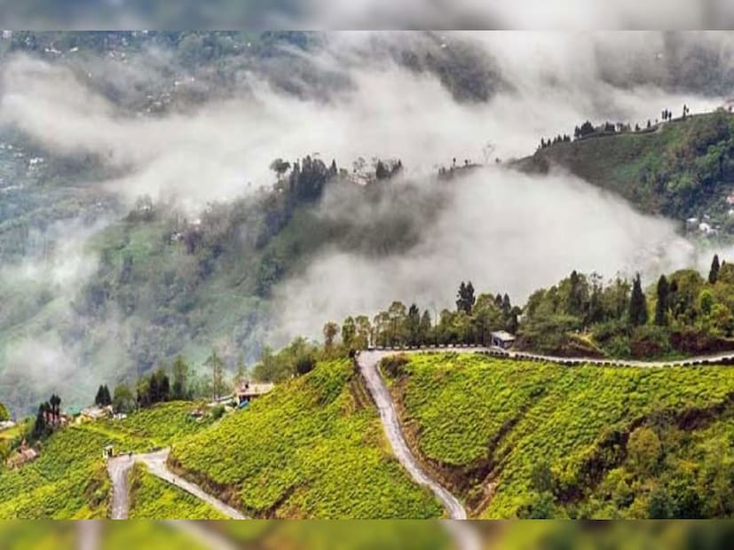 দার্জিলিং: অবিচ্ছিন্ন বৃষ্টিপাতের ফলে চারিদিকে ধস নেমেছিল৷ আবার ধীরে ধীরে স্বাভাবিক হচ্ছে, শৈল শহর৷ বৃষ্টির পরিমাণ খানিক কমলেও পাহাড় মেঘলা-কুয়াশাচ্ছন্ন থাকবে। তাপমাত্রা ১৬-১৭ ডিগ্রি সেলসিয়াসের কাছাকাছি থাকবে। 