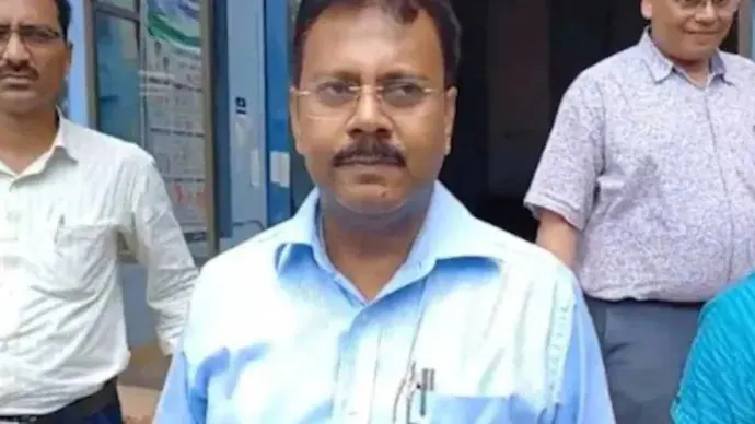 পর পর ১৮ দিন সন্দীপ ঘোষকে তলব করে সিবিআই সিজিওতে সিবিআই দফতরের স্পেশাল ক্রাইম ব্রাঞ্চে। আরজি কর হাসপাতালে খুন ও ধর্ষণের ঘটনায় জিজ্ঞাসাবাদ করে বয়ান রেকর্ড করা হয় তাঁর। খুনের পর তাঁর কী পদক্ষেপ? বা প্রমান লোপাট নিয়েও দফায় দফায় চলে প্রশ্ন। রেকর্ড করা হয় বয়ান।