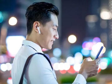 ঘণ্টার পর ঘণ্টা কানে গোঁজা earbud? খুব সাবধান! এই ভিডিও দেখলে ভুল শুধরে নেবেন আপনিও! 