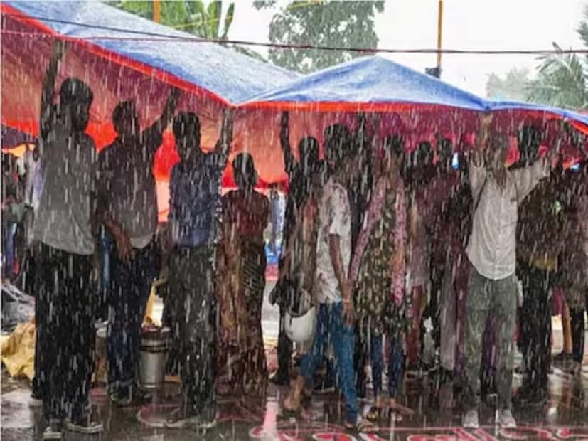 প্রসঙ্গত, দু’বছর আগে ওড়িশায় স্বাস্থ্য কর্মী ও নার্সদের ধর্মঘটের কারণে একই রকম পরিস্থিতি হয়েছিল। সেই সময়ে নবীন পট্টনায়েক সরকার এসমা প্রয়োগ করেছিলেন। তবে, এ রাজ্যের সরকারি কর্তাদের মতে, ওড়িশার পরিস্থিতির সঙ্গে বাংলার অবস্থার তুলনা চলে না। আরজি করের ঘটনা নিয়ে জুনিয়র ডাক্তারদের অভিযোগ ও প্রতিবাদ সঙ্গত। সরকার তাঁদের সঙ্গে আলোচনায় বসে কাজের পরিবেশ ও নিরাপত্তা সুনিশ্চিত করতে প্রস্তুত। তবে, তাঁরা এমনও বলছেন, লাগাতার এ ধরনের কর্মবিরতি কোনও সরকারের পক্ষেই মেনে নেওয়া সম্ভব নয়।