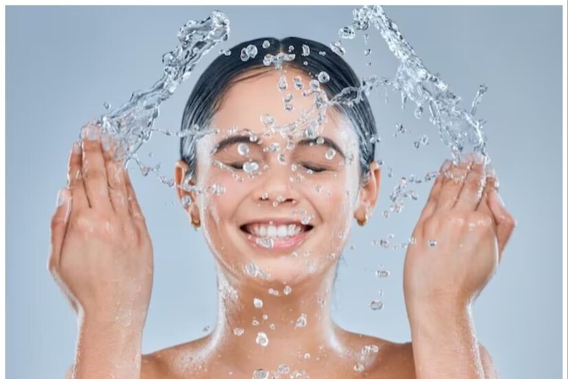 অনেকেই গরমে বাইরে থেকে এসে খুব ঠান্ডা জলে মুখ ধুতে পছন্দ করেন৷ অতিরিক্ত ঠান্ডা বা গরম জল কিন্তু ত্বকের মারাত্মক ক্ষতি করতে পারে৷ তাই ঈষদুষ্ণ জলে ভাল করে মুখ ধুয়ে নিন৷ 