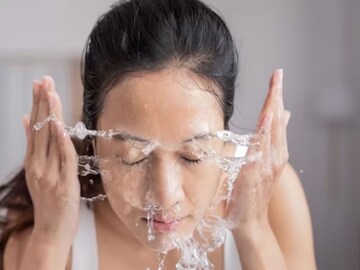 সাবধান! এইভাবে মুখ ধুচ্ছেন না তো? ত্বক একেবারে নষ্ট হয়ে যেতে পারে, দেখে নিন মুখ