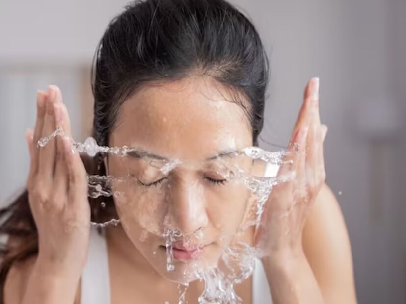 এই গরমে তিন-চারবার মুখ ধুতেই হয়। কেবল গরম তো নয়, দূষণের মাত্রাও এখন সময় যথেষ্ট বৃদ্ধি পেয়েছে৷ বেশিক্ষণ বাড়ির বাইরে থাকলেই ধুলোর পরত জমে যায়৷ তা থেকে বাঁচতে বেশ কয়েকবার জলের ঝাপটা তো দিচ্ছেন৷ কিন্তু সঠিক ভাবে মুখ ধুচ্ছেন তো? না হলে নষ্ট হয়ে যেতে পারে মুখের ত্বক৷ আসুন দেখে নিই মুখ ধোওয়ার সঠিক পদ্ধতি৷