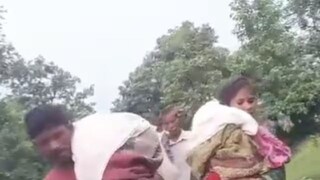 ভিডিওতে দেখা যায় এক দম্পতি নিয়ে যাচ্ছেন দুই শিশুর মৃতদেহকে। ছবি- এক্স ভিডিওতে দেখা যায় এক দম্পতি নিয়ে যাচ্ছেন দুই শিশুর মৃতদেহকে। ছবি- এক্স