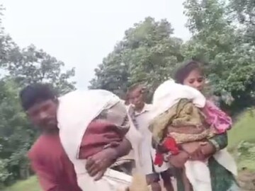 ভিডিওতে দেখা যায় এক দম্পতি নিয়ে যাচ্ছেন দুই শিশুর মৃতদেহকে। ছবি- এক্স