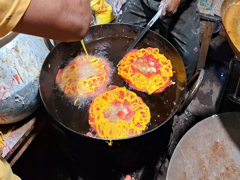 পুরুলিয়া: শিল্প সংস্কৃতি ঐতিহ্য পরিপূর্ণ লাল মাটির জেলা পুরুলিয়া। এই জেলার সবকিছুর মধ্যেই রয়েছে বৈচিত্র। ভাদু ও বিশ্বকর্মা উৎসব চলছে গোটা জেলা জুড়ে। দু'দিনব্যাপী জেলার সমস্ত প্রান্ত উৎসবে মেতে উঠেছে। এই উৎসবের সময়তে পুরুলিয়ার ঝালদায় বৃহদাকারের জিলাপি দেখতে পাওয়া যায়। 
