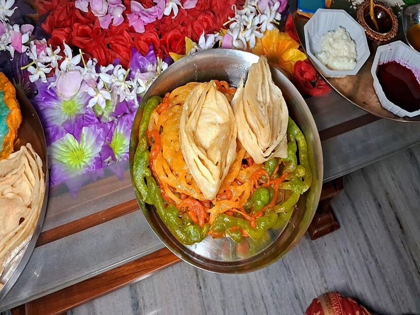 ঝালদার প্রায় বেশিরভাগ মিষ্টির দোকানে বড় বড় জিলাপি তৈরি হতে দেখা যায়। আর যা কিনতে রীতিমত ক্রেতারা ভিড় জমান দোকানে। মূলত ভাদু ও বিশ্বকর্মা পুজোর সময়তে এই জিলাপি চাহিদা বেড়ে যায়। আর এই পুজো উপলক্ষ্যেই স্পেশ্যাল ভাবে এই জিলাপি তৈরি হয়।