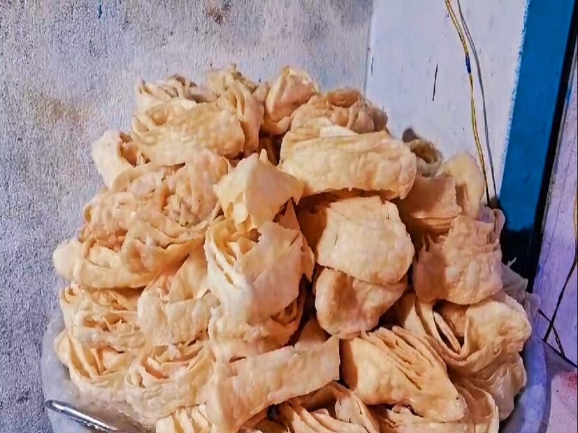 এরই পাশাপাশি ভাদু আরাধনা চলে গ্রামের বেশিরভাগ বাড়িতে। তারই সঙ্গে চলে বড় আকারে জিলাপি ও খাজা কেনার হিড়িক। আর তাই তো বছরের এই দুটো দিনেই ঝালদার বিভিন্ন মিষ্টির দোকান গুলিতে এই অভিনব জিলাপি পাওয়া যায়।