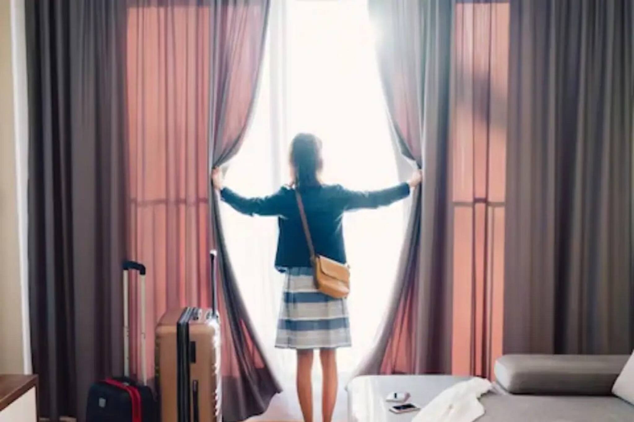 দামি ঘড়ি থেকে পোষা টিকটিকি! হোটেল রুম খুলতেই যা পাওয়া গেল শুনলে চোখ কপালে উঠবে