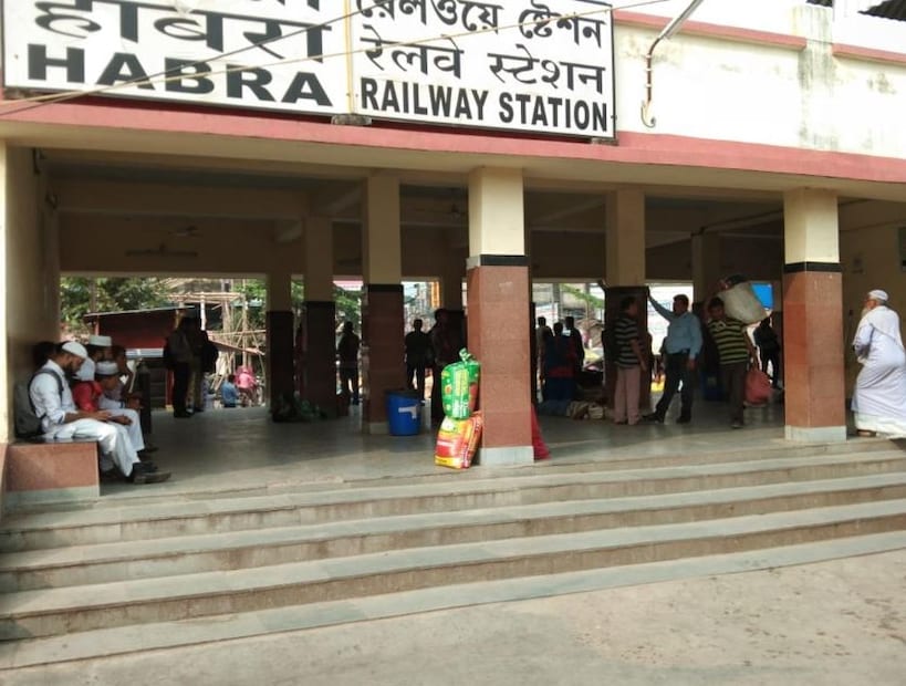 কয়েকদিন আগে হাবরার বাণীপুর এলাকার বাসিন্দা অজয় হাবরা স্টেশনে এসেছিলেন বিরিয়ানি কিনতে। সেই সময় শুরু হয় তুমুল বৃষ্টি। তখনই স্টেশন চত্বরে বৃষ্টি মাথায় একটি হিন্দি গানের সঙ্গে রিল ভিডিও রেকর্ড করে ওই যুবক। পরে তা আপলোড করা হয় ফেসবুকে। মিলিয়ন ভিউ হওয়া অজয়ের সেই ভিডিয়ো নজরে আসে রেল কর্তৃপক্ষের। তদন্তে নেমে রেল পুলিশ এরপর অজয়কে গ্রেফতার করে, পাঠানো হয় আদালতে।