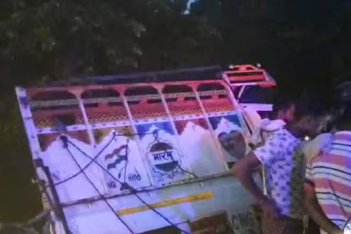 ভয়াবহ দুর্ঘটনা! ওভারটেক করতে গিয়ে বাস ধাক্কা দিল ভ্যানে…! ৪ শিশু সহ মৃত ১৭জন! ভয়াবহ দুর্ঘটনা! ওভারটেক করতে গিয়ে বাস ধাক্কা দিল ভ্যানে…! ৪ শিশু সহ মৃত ১৭জন!