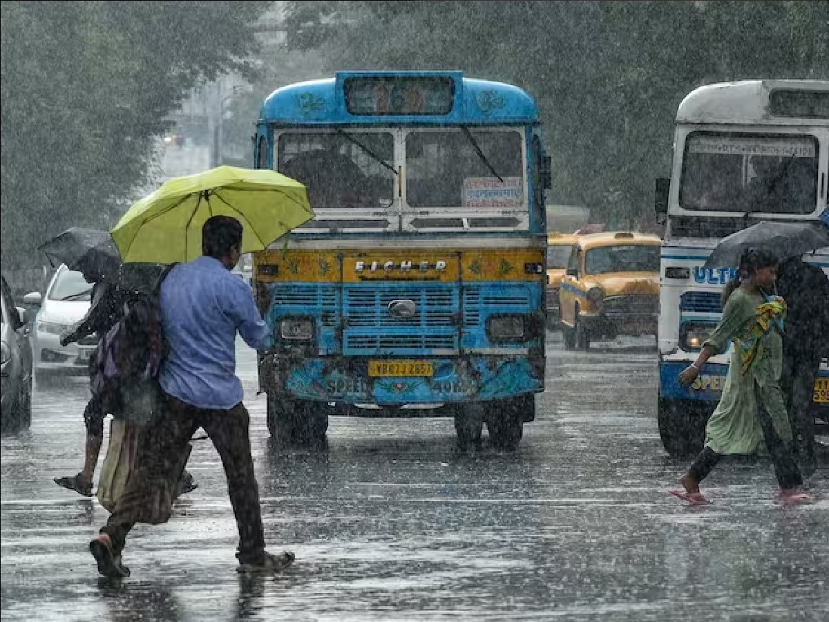 আগামী এক-দু ঘণ্টায় বজ্রবিদ্যুত সহ ঝড়-বৃষ্টির পূর্বাভাস। বজ্রবিদ্যুৎ সহ বৃষ্টি হবে পাঁচ জেলায়। কলকাতা, হাওড়া, দক্ষিণ ২৪ পরগনা, পূর্ব বর্ধমান ও নদিয়া জেলায় বজ্রবিদ্যুৎ সহ হালকা থেকে মাঝারি বৃষ্টির সর্তকতা। সঙ্গে ৩০ থেকে ৪০ কিলোমিটার গতিবেগে দমকা ঝোড়ো বাতাস। 